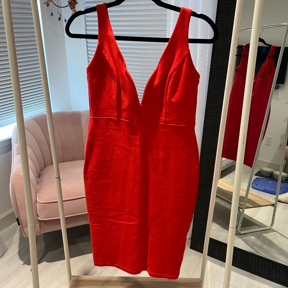 Lulu size M red figure hugging dress with plunge neckline excellent condition